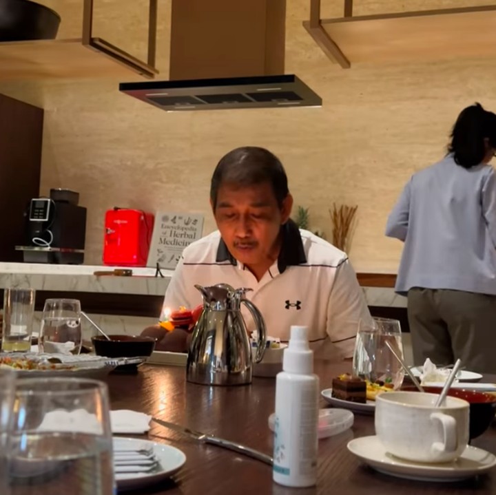 <p>"Hampir sembilan tahun enggak pernah pulang ke Lampung dan kali ini pulang untuk hari spesialnya Papa. Selamat ulang ya Papa. Semoga terus sehat dan bahagia terus ya Papa," tulis Chelsea seraya menyisipkan emotikon hati. (Foto: Instagram: @chelseaoliviaa)</p>