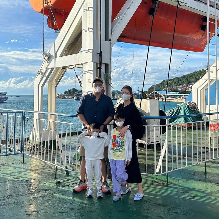 <p>Setelah sembilan tahun tidak pulang kampung ke Lampung, Chelsea Olivia memutuskan untuk mudik nih, Bunda. Tidak sendirian, Chelsea turut mengajak sang suami, Glenn Alinskie, serta kedua anaknya, Nastusha dan Dante. (Foto: Instagram: @chelseaoliviaa)</p>