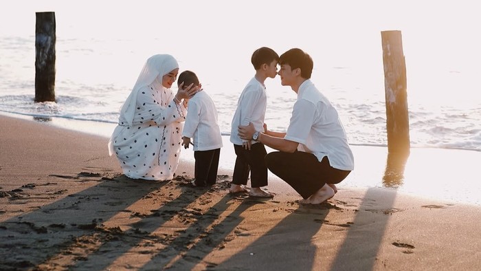 Dinda Hauw & Rey Mbayang mudik ke kampung halamannya di Sulawesi Utara. Selain menjadi momen lebaran bersama keluarga, Dinda dan Rey sangat menikmati lebaran di pantai bersama kedua anaknya. /Foto: instagram.com/rey_mbayang