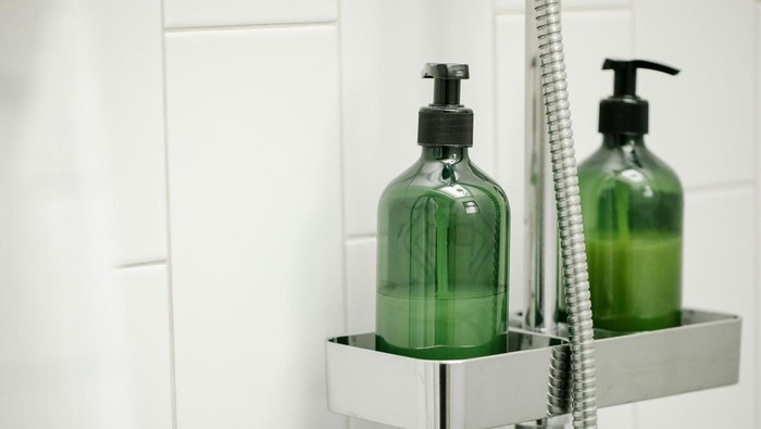 Sampo dan kondisioner dalam kemasan botol kecil umumnya disedikan. Keduanya boleh dibawa pulang oleh tamu hotel.