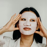 Ini 4 Manfaat yang Akan Kamu Dapatkan dengan Memakai Sheet Mask Vitamin C Secara Rutin