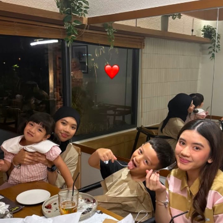<p>Meski bukan saudara kandung, Syifa dan Hasya dikenal sangat dekat dengan anak-anak Irish Bella, yakni Air Rumi Akbar dan Amala Puti Sabai. (Foto: Instagram: @_irishbella_)</p>