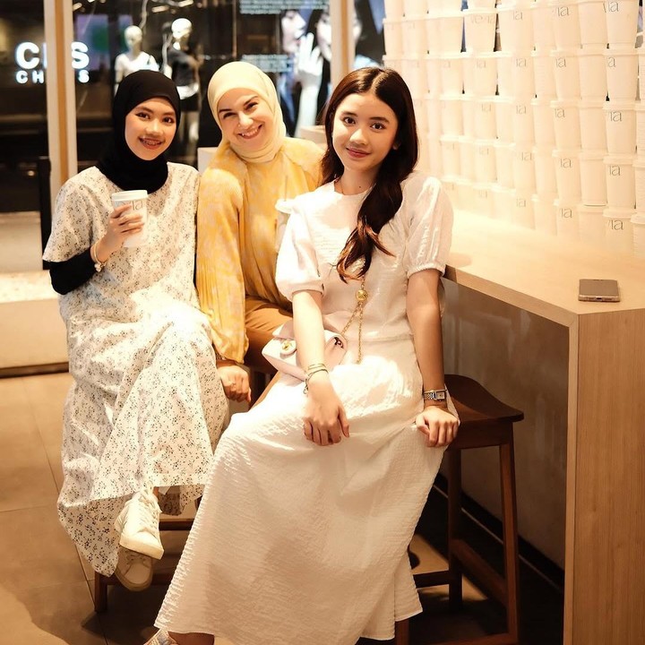 <p>Banyak netizen yang menyebut Irish Bella seperti adik dan kakak jika disandingkan dengan kedua putri sambungnya ini, Bunda. "Ini mah lebih ke adik dan kakak," kata seorang netizen. "<em>MasyaAllah</em> cantik semua kayak kembar tiga ya kak," ujar netizen lainnya. (Foto: Instagram: @_irishbella_)</p>
