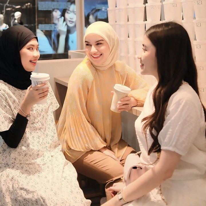 <p>Beberapa waktu lalu, Irish Bella berkesempatan mengajak kedua putri sambungnya untuk berlibur ke Thailand. Ketiganya pun mengabadikan potret kebersamaan melalui laman Instagram. "Liburan singkat pertama kami. <em>MasyaAllah Tabarakallah</em>," tulis Irish Bella dengan Bahasa Inggris seraya menyisipkan emotikon hati. (Foto: Instagram: @_irishbella_)</p>