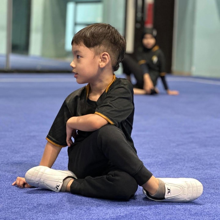 <p>Mengintip dari laman Instagram-nya, Lindswell sering membagikan potret kebersamaan dengan keluarga kecilnya ini. Terlihat pula putra pertama Lindswell, Achmad Zubayr, mengikuti jejak kedua orang tuanya, berlatih wushu. (Foto: Instagram: @lindswell_k)</p>