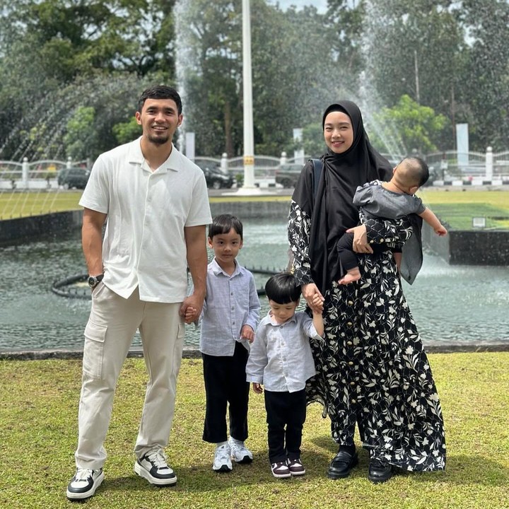 <p>Banyak netizen yang memuji keharmonisan keluarga hingga ketampanan ketiga putra Lindswell nih, Bunda. Tak sedikit pula yang mendoakan anak-anak Lindswell menjadi anak yang berprestasi. (Foto: Instagram: @lindswell_k)</p>