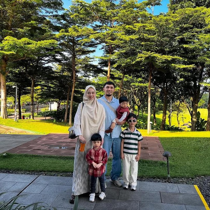 <p>"Ganteng-ganteng banget jagoan-jagoanya. Salam hangat dari penggemar kak," kata seorang netizen. "<em>MasyaAllah</em>, semoga jadi anak yang berprestasi," tutur netizen lainnya. (Foto: Instagram: @lindswell_k)</p>