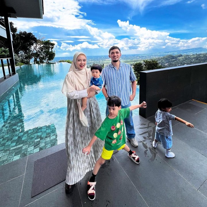 <p>Lindswell pun turut mengunggah momen kebersamaannya dengan suami dan anak saat libur Lebaran 2025. Keterangan fotonya yang ditulisnya pun mencuri perhatian. "Pasukan wushu siap memberantas nyamuk," tulis Lindswell seraya mengunggah potret bersama anak-anaknya yang tengah memperagakan gerakan wushu. (Foto: Instagram: @lindswell_k)</p>