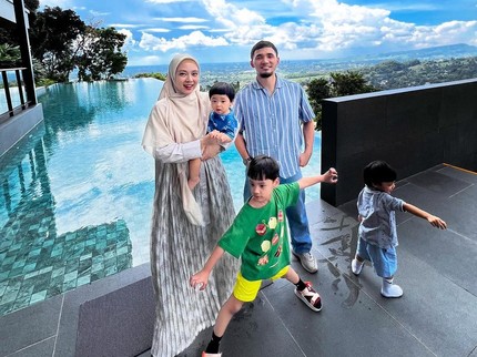 5 Potret Harmonis Lindswell Kwok Eks Atlet Wushu RI Bareng Suami dan 3 Anak, Kerap Dipuji Netizen