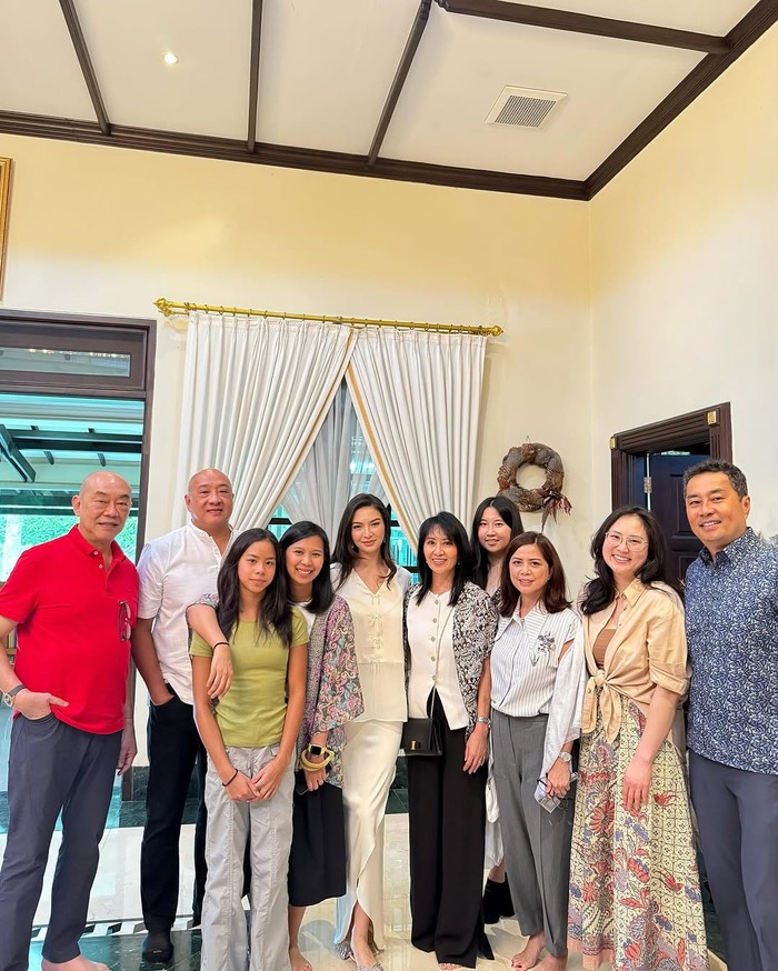 Pulang kampung ke Medan, Sumatera Utara, artis cantik Raline Shah merayakan lebaran dan open house bersama keluarga dan teman-temannya. Raline Shah juga menikmati lontong medan sebagai santapan khas Lebaran./Foto: instagram.com/ralineshah