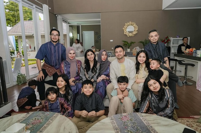Raffi Ahmad & Nagita Slavina mudik Lebaran ke Bandung. Bersama keluarganya, mereka melakukan ziarah ke makam sang ayah. Selain itu, ia juga kumpul bersama keluarga besarnya di Kota Kembang./Foto: instagram.com/raffinagita1717