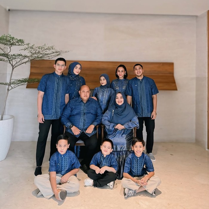 Selain Sheila Dara, Citra Kirana dan Rezky Aditya juga mudik ke Bandung untuk merayakan Idulfitri bersama keluarga Citra Kirana. Citra Kirana tampil kompak dengan mengenakan sarimbit dari bersama keluarganya./Foto: instagram.com/citraciki