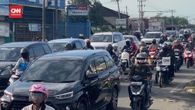 VIDEO: Begini Kepadatan Arus Balik di Jalan Arteri Pantura Karawang