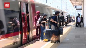 VIDEO: Stasiun Kereta Cepat Whoosh Dipadati Penumpang Tujuan Jakarta