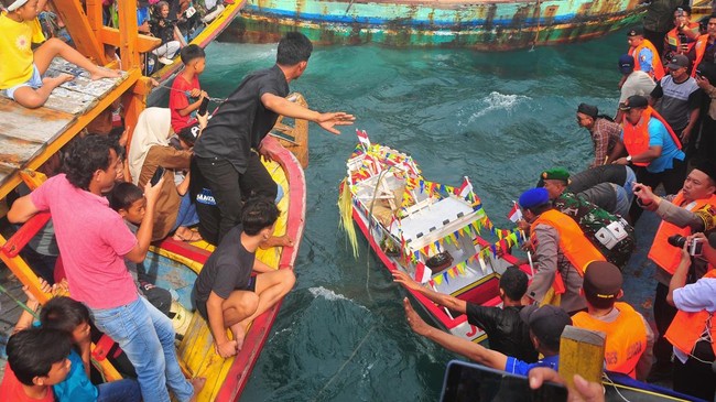 FOTO: Pesta Lomban di Jepara, Ratusan Kapal Iringi Prosesi Melarung
