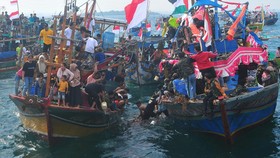 FOTO: Pesta Lomban di Jepara, Ratusan Kapal Iringi Prosesi Melarung