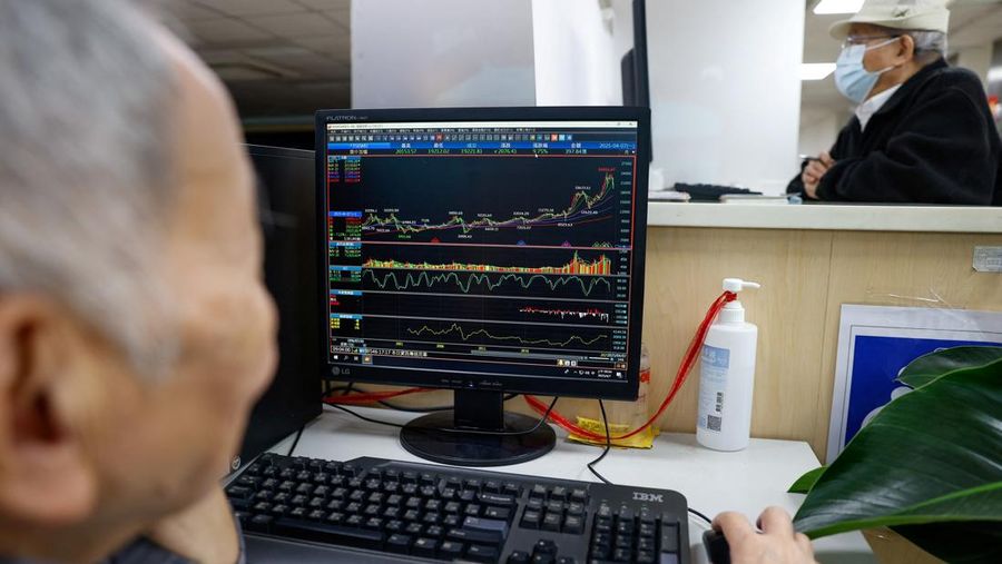 Tampilan layar yang menampilkan harga saham rata-rata di Bank of Taiwan Securities di Taipei, Taiwan, 7 April 2025. REUTERS/Ann Wang