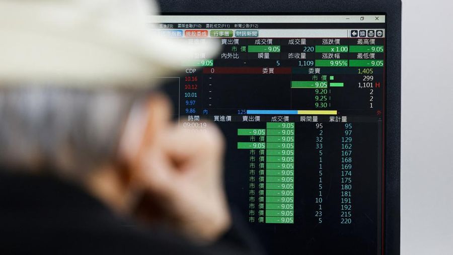 Tampilan layar yang menampilkan harga saham rata-rata di Bank of Taiwan Securities di Taipei, Taiwan, 7 April 2025. REUTERS/Ann Wang