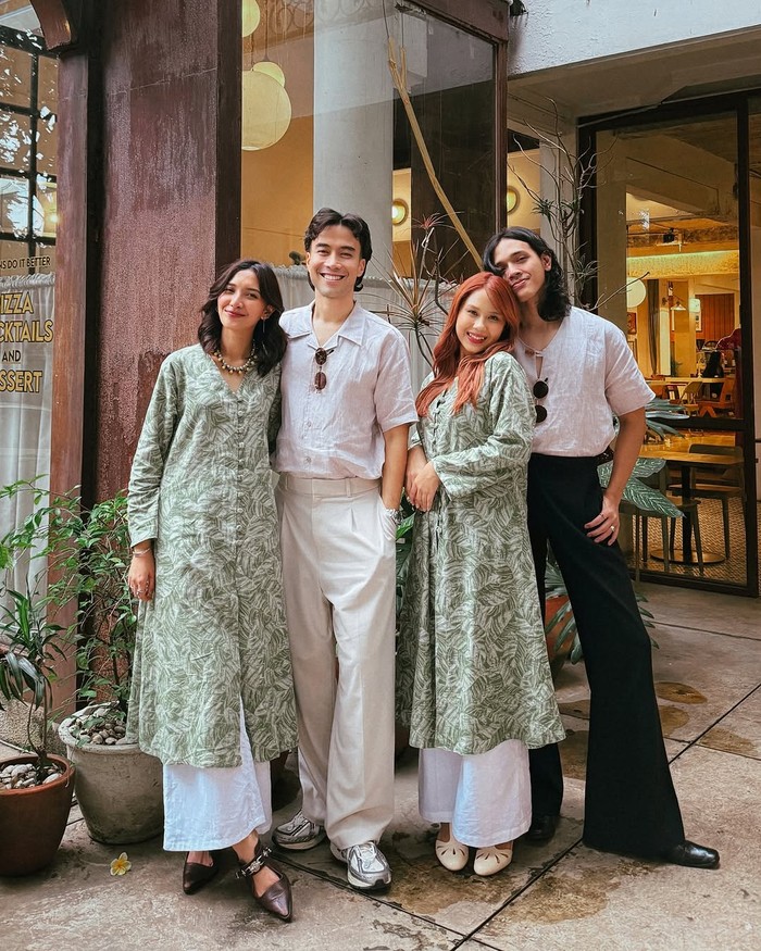 Vidi Aldiano & Sheila Dara Aisha mudik ke Bandung yang menjadi kota kelahiran sang istri. Keduanya juga turut membagikan potret dan video kekompakan bersama Nadine Amizah dan Faishal Tanjung./Foto: instagram.com/vidialdiano