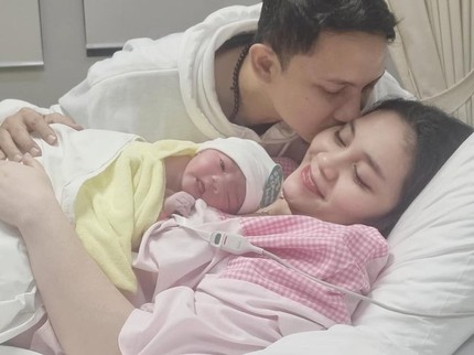 Aden Bajaj Terharu Saksikan Sang Istri Melahirkan Anak Ketiga secara Pervaginam, Tulis Pesan Menyentuh