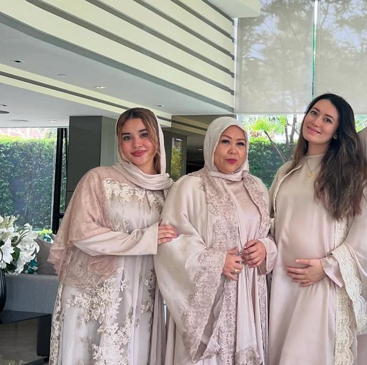 <p>Amanda dan Christian Rontini juga terlihat kompak memakai baju lebaran bernuansa cokelat. Mereka juga berpose bersama keluarga di Hari Raya Idul Fitri. (Foto: @gonzalezamanda1).</p>