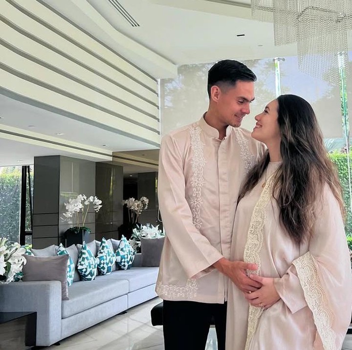 <p>Putri pesepak bola asal Uruguay Cristian Gonzales yakni Amanda Gonzales dan sang suami Christian Rontini sedang menanti kelahiran calon anak pertama mereka. Melalui akun Instagramnya, Amanda kerap membagikan potret kehamilan pertamanya ini. (Foto: @gonzalezamanda1).</p>