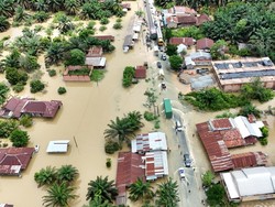 Pemudik Terjebak Macet Panjang Akibat Banjir di Muba