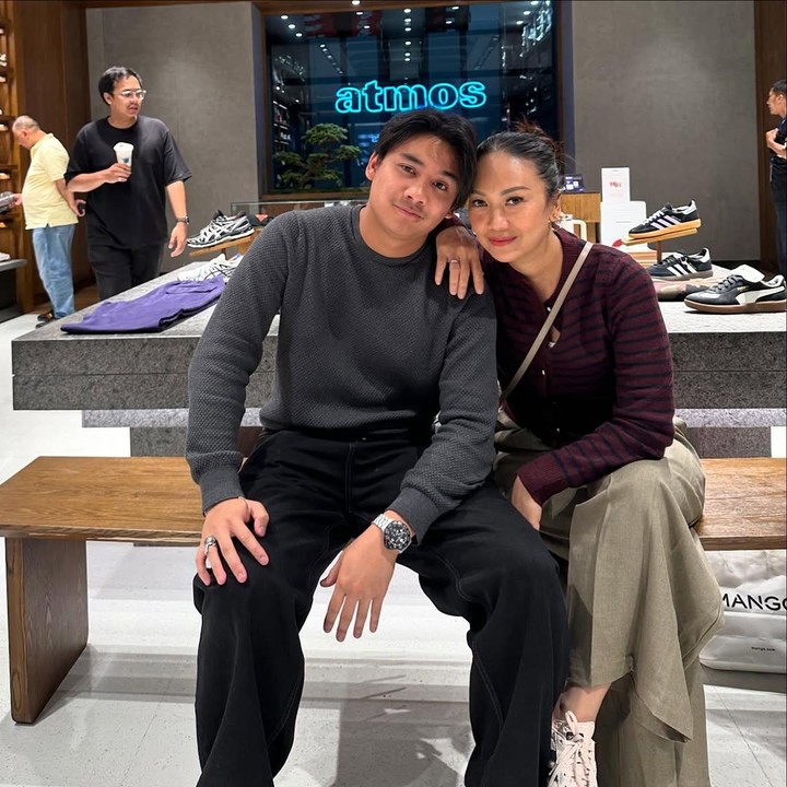 <p>"Selamat 18 tahun Abang sayang <em>@bevan.putera</em>. Doa mama agar Abang selalu sehat lahir batin, panjang umur, bahagia dunia akhirat, diberkahi, dilindungi, diijabah segala doa-doa Abang. Semoga Abang semakin rajin ibadahnya, semakin rajin belajarnya, apa yang Abang cita-citakan semua tercapai ya, Nak. Terus jadi kebanggaan Mama, Papa, Kakak, dan adik-adik, dan selalu jadi anak baik hati ya cintaku. Mama love you soooo Abang," tulis Nola dengan menyisipkan emotikon hati dan kecupan. (Foto: Instagram: @riafinola)</p>
