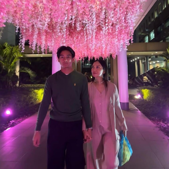 <p>Dalam sebuah unggahan, terlihat Bevan menggandeng tangan sang Bunda penuh sayang ketika berjalan. Menggemaskan banget, ya! (Foto: Instagram: @riafinola)</p>