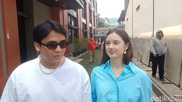 img-title Caren Delano Siap Jadi Wedding Stylist Billy Syahputra dan Vika Kolesnaya