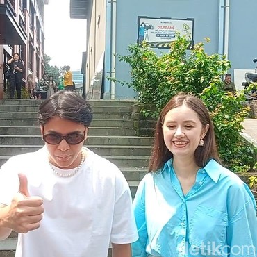 Ini yang Dibawa Billy Syahputra ke Belarusia Usai Bertunangan dengan Vika Kolesnaya