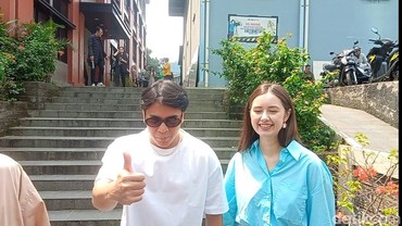 img-title Ini yang Dibawa Billy Syahputra ke Belarusia Usai Bertunangan dengan Vika Kolesnaya