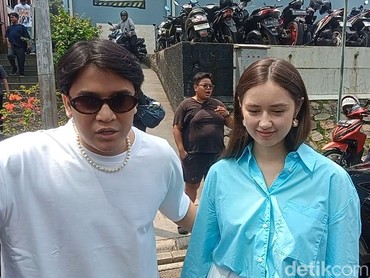 img-title Gelar Pengajian di Rumah Ortu, Billy Syahputra-Vika Kolesnaya Syukuran Nikah?