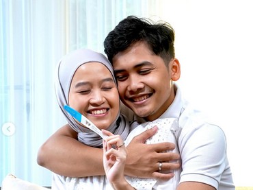 img-title Tiga Tahun Menikah, Istri Bintang Emon Akhirnya Hamil Anak Pertama