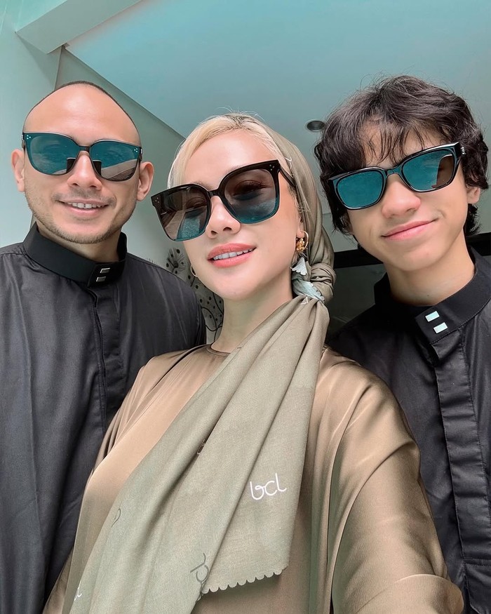 Bagi momen bersama suami dan putranya, Bunga Citra Lestari mengenakan silk dress nan nyaman di hari pertama Lebaran. Shawl yang serasi dililitkan di kepala. Sementara Tiko dan Noah mengenakan gamis hitam yang matching/ Foto: Instagram.com/itsmebcl