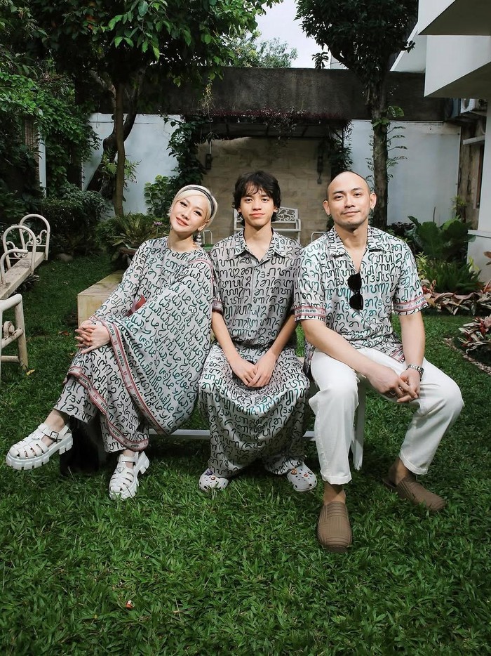 Di hari kedua, lagi-lagi keluarga kecilnya mengenakan sarimbit stylish, Beauties. Meski dengan model berbeda, motif aksara membuat gaya mereka stand out./ Foto: Instagram.com/itsmebcl