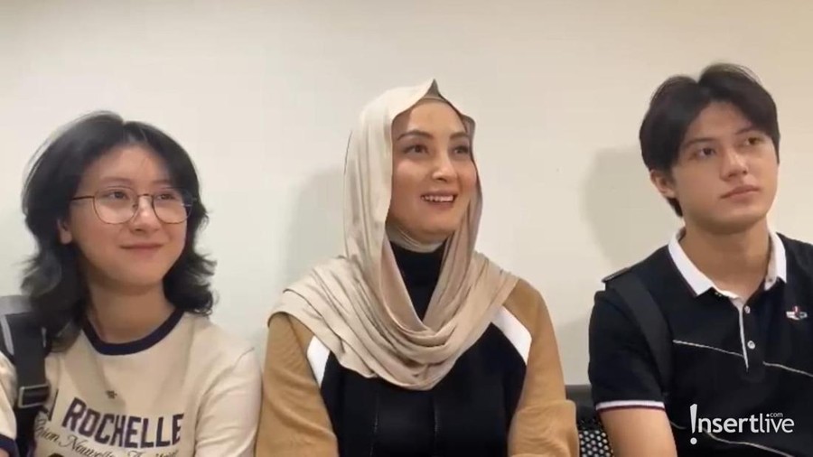 Della Puspita dan kedua anaknya, Farah dan Ken Della Puspita dan kedua anaknya, Farah dan Ken