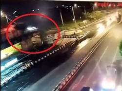 Rekaman Detik-detik Mobil BMW Melayang dari Tol Krian-Gresik