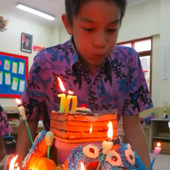 <p>Ketika merayakan ulang tahun yang ke-10, Eddy mendapatkan kue ulang tahun berupa tumpukan donat nih, Bunda. Perayaan pun dilaksanakan di sekolah bersama teman-temannya. (Foto: Instagram: @maudykoesnaedi)</p>