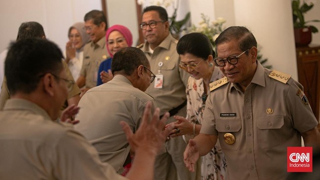 Pelamar PPSU DKI Tembus 7 Ribu, Pram Janji Transparan Tanpa Ordal Pemprov DKI membuka rekrutmen untuk 1.652 posisi PPSU baru guna mengisi kekosongan. Sementara jumlah pelamar membludak sekitar tujuh kali lipat.