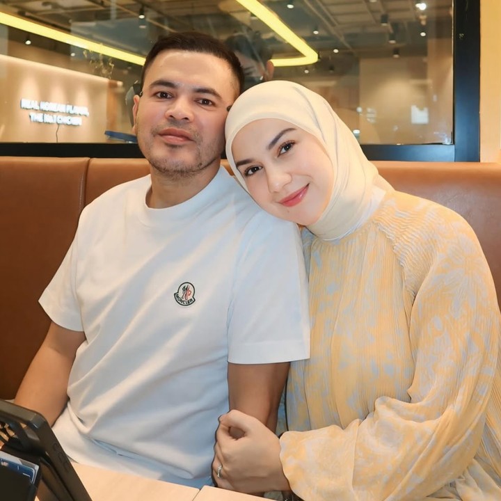 <p>Pasangan Irish Bella dan Haldy Sabri juga diketahui sudah berada di Tanah Suci untuk menjalani ibadah haji. Momen itu diabadikan langsung oleh sang suami dengan mengunggah foto di media sosial. (Foto: Instagram@_irishbella_)</p>