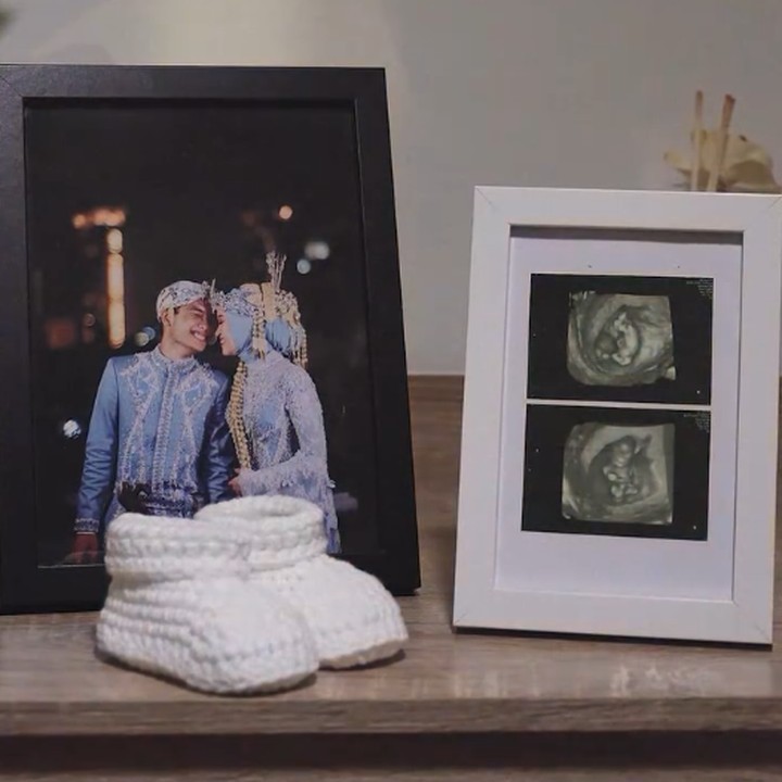 <p>Di akhir video unggahan keduanya, pasangan ini menunjukkan foto USG kehamilan Alca yang dibingkai dalam frame. Foto USG ini diletakkan di sebelah foto pernikahan keduanya. Bintang Emon dan Alca tak lupa meletakkan sepatu bayi kecil di depan kedua foto tersebut. (Foto: Instagram @bintangemon)</p>