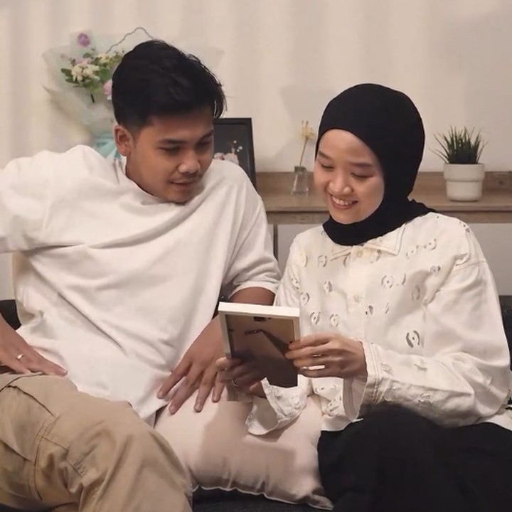 <p>Melalui unggahan video ini, Bintang Emon dan istri juga menuliskan doa dan harapannya untuk kehamilan pertama ini. "<em>Insya Allah</em> di beberapa bulan lagi akan ada manusia baru yang mengisi album hidup kami dan kami mengisi album hidupnya. Semoga masing-masing dari kami menjadi memori baik satu sama lain, minta doanya teman-teman," tulis keduanya. (Foto: Instagram @bintangemon)</p>