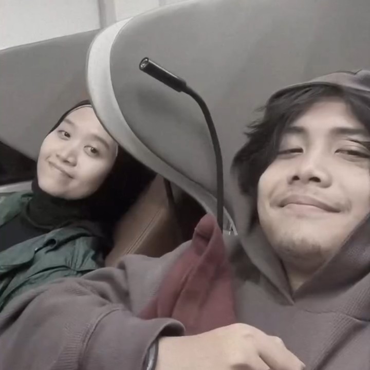 <p>Kabar bahagia datang dari <em>stand up comedian</em> Bintang Emon, Bunda. Pria 28 tahun ini mengumumkan kehamilan pertama istrinya Alca Octaviani. Melalui unggahan di media sosial, Bintang dan Alca membagikam momen spesial saat mengumumkan kabar bahagia ini ke publik. (Foto: Instagram @bintangemon)</p>