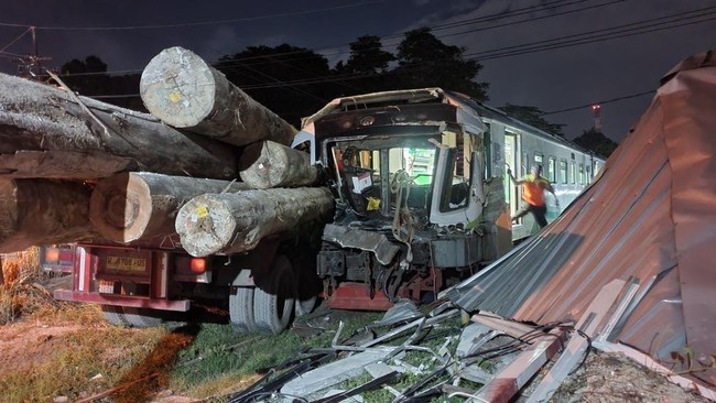 KA Commuter Line Jenggala terlibat kecelakaan dengan truk pengangkut kayu di Gresik, Jatim. Asisten masinis meninggal dan masinis terluka.