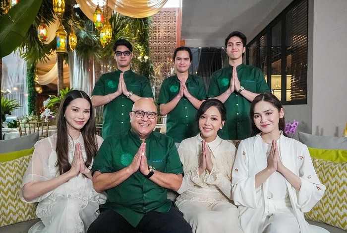 Keluarga Maia Estianty juga memilih warna hijau dan putih sebagai seragam keluarga mereka, Beauties. Irwan, Al, El, dan Dul rapi dan formal mengenakan kemeja yang serupa, sedangkan Maia, Alyssa, dan Syifa sama kompak pakai putih/ Foto: Instagram.com/alghazali7
