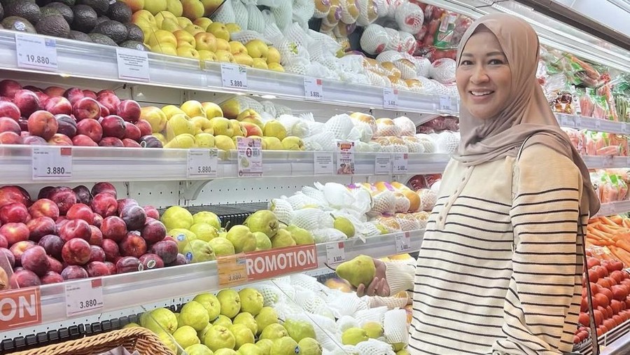 Keseruan Okie Agustina Saat Ngopi hingga Ngemil Gelato