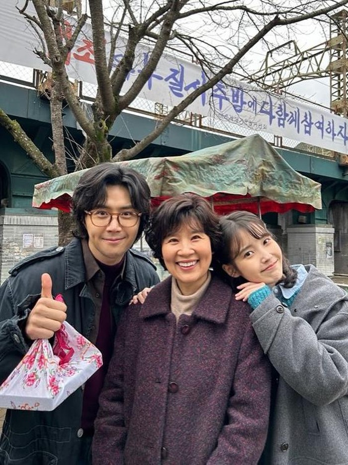 Melalui laman Instagram pribadinya, IU juga membagikan sejumlah potret di balik layar bersama pemeran lainnya, termasuk Kim Seon Ho./ Foto: instagram.com/dlwlrma