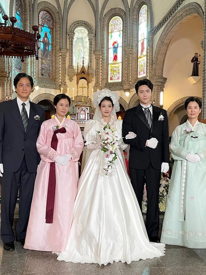 Salah satu potret di balik layar yang ikonik yakni foto adegan pernikahan antara Yang Geum Myeong dan Park Chung Seop didampingi orang tua mereka./ Foto: instagram.com/dlwlrma