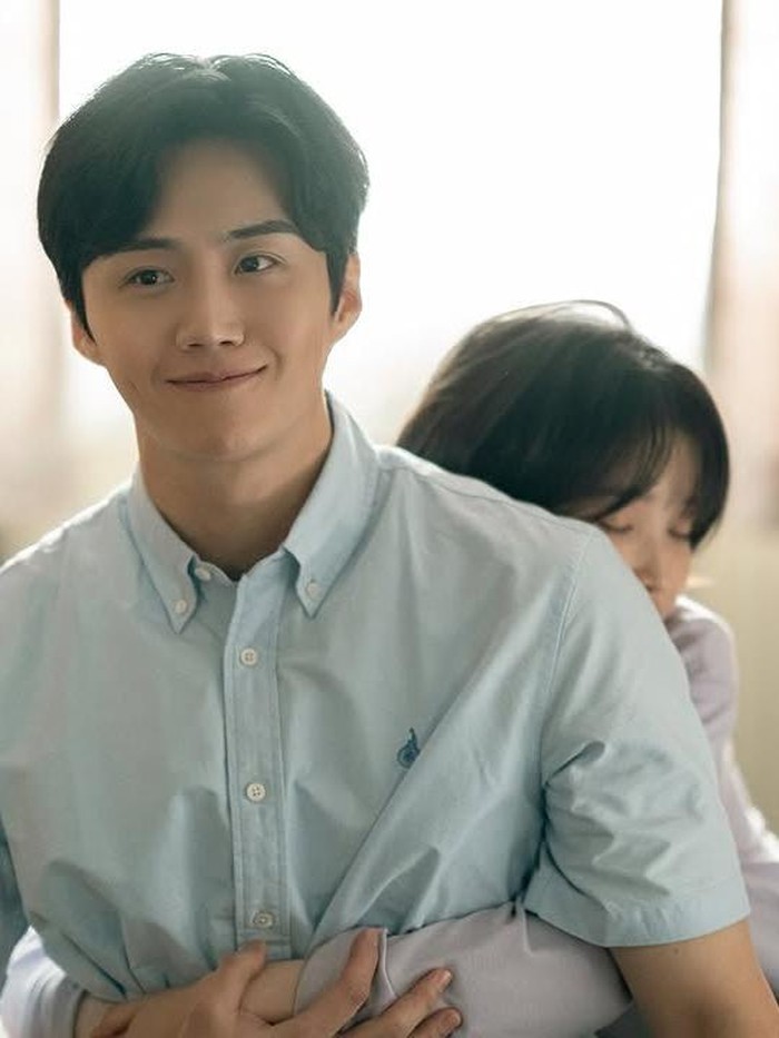 Menyajikan akhir yang bahagia, pasangan Yang Geum Myeong dan Park Chung Seop yang dibintangi IU dan Kim Seon Ho berhasil mencuri atensi penonton, lho./ Foto: instagram.com/netflixkr